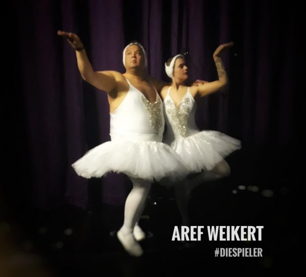 Aref Weikert von die Spieler als Balett Tänzer im Tutu auf der Bühne des Thalia Theaters