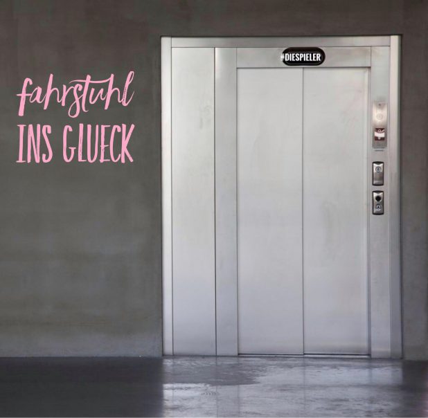 Im Rahmen eines Improtrainings mit 120 Teilnehmern wurde der Song "Fahrstuhl ins Glück" improvisiert